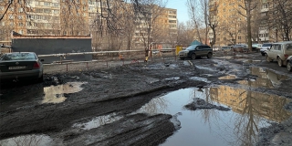 Двор на Тархова пугает жильцов: «скорая» не может проехать, дети играют в грязи Двор на Тархова пугает жильцов: «скорая» не может проехать, дети играют в грязи