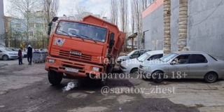 В Ленинском районе мусоровоз провалился в яму на дороге В Ленинском районе мусоровоз провалился в яму на дороге