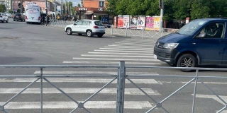 У Привокзальной площади пешеходный переход закрыли ограждениями У Привокзальной площади пешеходный переход закрыли ограждениями