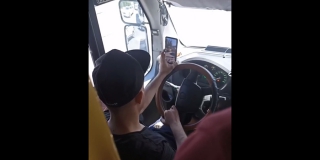 В Саратове водителя маршрутки наказали за беседы по телефону за рулем В Саратове водителя маршрутки наказали за беседы по телефону за рулем