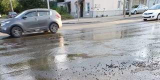 На Железнодорожной несколько дней бьет «родник» из-под бордюра На Железнодорожной несколько дней бьет «родник» из-под бордюра