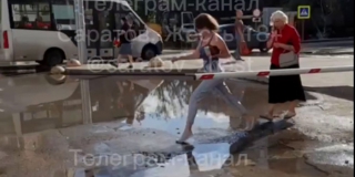 На Навашина из-за коммунальной аварии у скорой помощи образовалось целое озеро На Навашина из-за коммунальной аварии у скорой помощи образовалось целое озеро