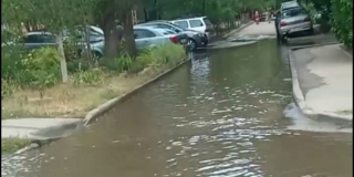 Во дворе на Блинова образовалось «озеро» из-за коммунальной аварии Во дворе на Блинова образовалось «озеро» из-за коммунальной аварии