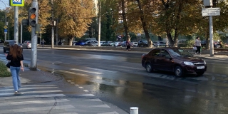 Проспект 50 лет Октября несколько месяцев затапливает из-за коммунальной аварии Проспект 50 лет Октября несколько месяцев затапливает из-за коммунальной аварии