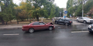На 1-й Дачной «Ниссан» после ДТП потерял колесо и протаранил ограждение На 1-й Дачной «Ниссан» после ДТП потерял колесо и протаранил ограждение