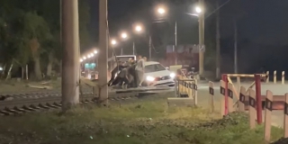 Саратовцы перед поездом вытолкали застрявшую на переезде машину Саратовцы перед поездом вытолкали застрявшую на переезде машину