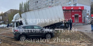 В Ленинском районе грузовик столкнулся с «Хендэ» и трамвайными рельсами В Ленинском районе грузовик столкнулся с «Хендэ» и трамвайными рельсами