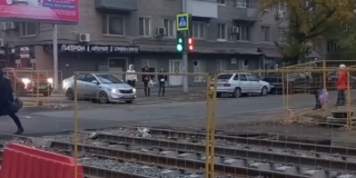 Уставшие от пробок водители облюбовали тротуары на перекрытой улице Слонова Уставшие от пробок водители облюбовали тротуары на перекрытой улице Слонова