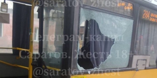 Пьяный пассажир разбил окно в автобусе Саратов – Энгельс Пьяный пассажир разбил окно в автобусе Саратов – Энгельс