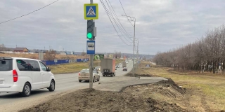 В Волжском районе поставили остановку без козырька и тротуаров В Волжском районе поставили остановку без козырька и тротуаров
