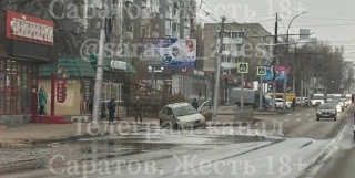 На Энтузиастов машина провалилась в коммунальную в яму На Энтузиастов машина провалилась в коммунальную в яму