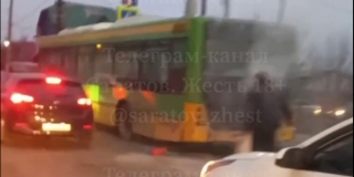 На Аткарской напротив школы задымился автобус №19А На Аткарской напротив школы задымился автобус №19А