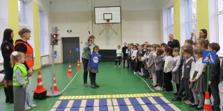 Ученикам школы №77 наглядно показали необходимость ремня безопасности в машине Ученикам школы №77 наглядно показали необходимость ремня безопасности в машине