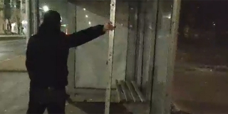 Жители Заводского района показали шатающуюся автобусную остановку Жители Заводского района показали шатающуюся автобусную остановку