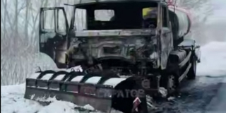 В Калининском районе на трассе сгорел снегоуборочный «КамАЗ» В Калининском районе на трассе сгорел снегоуборочный «КамАЗ»
