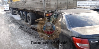 На Тархова «Лада» врезалась в два припаркованных грузовика. Есть пострадавшие На Тархова «Лада» врезалась в два припаркованных грузовика. Есть пострадавшие