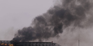 В Энгельсе возникают очаги горения на нефтебазе, но их устраняют В Энгельсе возникают очаги горения на нефтебазе, но их устраняют