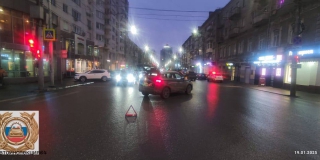 В Саратове женщина переходила дорогу на красный и попала под колеса «Джили» В Саратове женщина переходила дорогу на красный и попала под колеса «Джили»