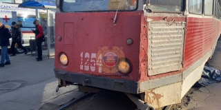 В Саратове трамвай наехал на мужчину и перерезал его пополам В Саратове трамвай наехал на мужчину и перерезал его пополам