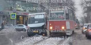 В центре Саратова из-за ДТП с маршруткой встали все трамваи В центре Саратова из-за ДТП с маршруткой встали все трамваи
