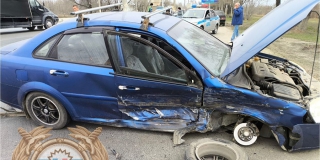 В Балаковском районе у «Шевроле» отвалилось колесо после ДТП с «Рено» В Балаковском районе у «Шевроле» отвалилось колесо после ДТП с «Рено»