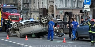 На Московской автомобиль перевернулся на крышу в ходе массового ДТП На Московской автомобиль перевернулся на крышу в ходе массового ДТП