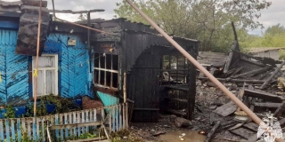 В Калининске 6-летний мальчик играл с огнем и спалил два дома В Калининске 6-летний мальчик играл с огнем и спалил два дома