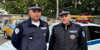 В Саратове сотрудники ДПС помогли водителю потушить загоревшийся «Форд» В Саратове сотрудники ДПС помогли водителю потушить загоревшийся «Форд»