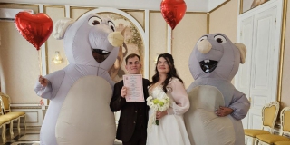 В Саратове подружки невесты пришли на свадьбу в костюмах гигантских крыс В Саратове подружки невесты пришли на свадьбу в костюмах гигантских крыс