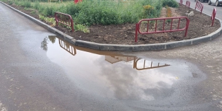 В недавно отремонтированном в Иволгино дворе стоит лужа В недавно отремонтированном в Иволгино дворе стоит лужа