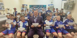 Юным футболистам напомнили о правилах безопасного поведения вблизи железной дороги Юным футболистам напомнили о правилах безопасного поведения вблизи железной дороги