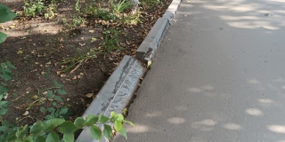 Двор-чемпион по дефектам бордюра найден в районе «Рубина» Двор-чемпион по дефектам бордюра найден в районе «Рубина»