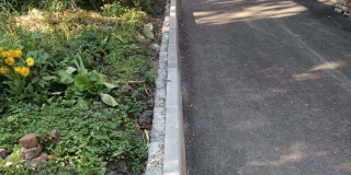 Во дворах на Аткарской забыли про обратную отсыпку бордюра Во дворах на Аткарской забыли про обратную отсыпку бордюра