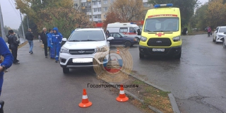 В Саратове ищут очевидцев гибели пешехода из-за наезда кроссовера без водителя В Саратове ищут очевидцев гибели пешехода из-за наезда кроссовера без водителя