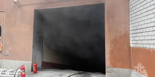 На Рахова пожарные тушили загоревшуюся легковушку на подземной парковке На Рахова пожарные тушили загоревшуюся легковушку на подземной парковке