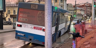 На углу Чернышевского и Московской автобус угодил в провал На углу Чернышевского и Московской автобус угодил в провал