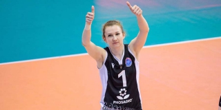 Балаковскую волейболистку дисквалифицировали за неприличный жест Балаковскую волейболистку дисквалифицировали за неприличный жест