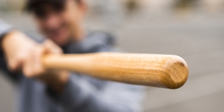 Житель Энгельса в дорожном конфликте битой разбил машину оппонента Житель Энгельса в дорожном конфликте битой разбил машину оппонента