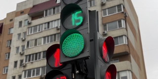 На опасном перекрестке в Солнечном установили новый светофор На опасном перекрестке в Солнечном установили новый светофор