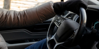 В Хвалынске 18-летний юноша угнал автомобиль и смог проехать лишь 100 метров В Хвалынске 18-летний юноша угнал автомобиль и смог проехать лишь 100 метров