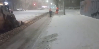 Саратовские дороги обездвижены из-за снегопада и предновогодней суеты Саратовские дороги обездвижены из-за снегопада и предновогодней суеты