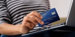 В Саратове девушку оштрафовали за передачу сведений о своем банковском счете В Саратове девушку оштрафовали за передачу сведений о своем банковском счете