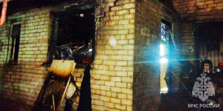 В Энгельсе при тушении крупного пожара в доме обнаружили тело мужчины В Энгельсе при тушении крупного пожара в доме обнаружили тело мужчины