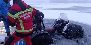 В Энгельсском районе двое мужчин на каракате провалились под лед В Энгельсском районе двое мужчин на каракате провалились под лед