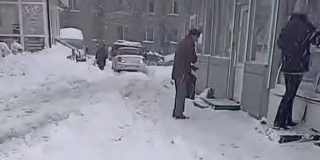 Саратовцы жалуются на огромные сосульки и занесенные снегом дороги Саратовцы жалуются на огромные сосульки и занесенные снегом дороги