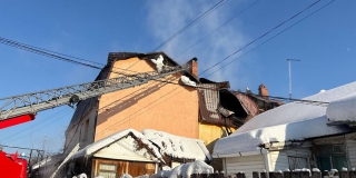 На Большой Затонской огнеборцы тушили крупное возгорание на крыше дома На Большой Затонской огнеборцы тушили крупное возгорание на крыше дома