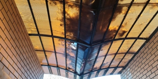 У подземного перехода на 2-й Дачной под тяжестью снега погнуло крышу У подземного перехода на 2-й Дачной под тяжестью снега погнуло крышу