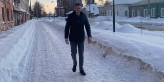 Чуть не упал. Глава в Петровске пригрозил чиновнику увольнением из-за гололеда Чуть не упал. Глава в Петровске пригрозил чиновнику увольнением из-за гололеда