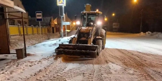 В Саратове всю ночь в усиленном режиме убирали снег В Саратове всю ночь в усиленном режиме убирали снег