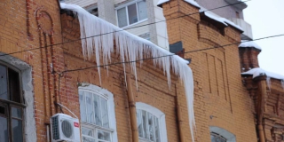 Прокуратура Ленинского района выявила 45 домов с неочищенными крышами Прокуратура Ленинского района выявила 45 домов с неочищенными крышами